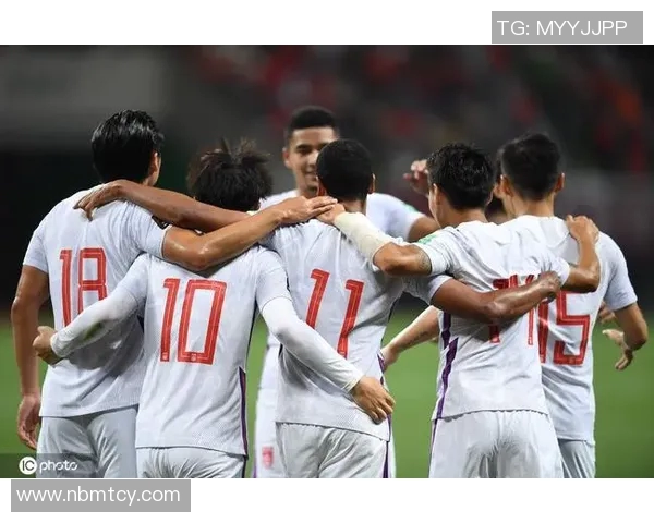 女粉丝追随足球明星的梦想旅程与心灵碰撞的感人故事